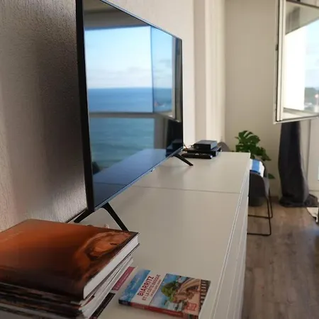 Amazing Cosy With Ocean View & Pool Apartment